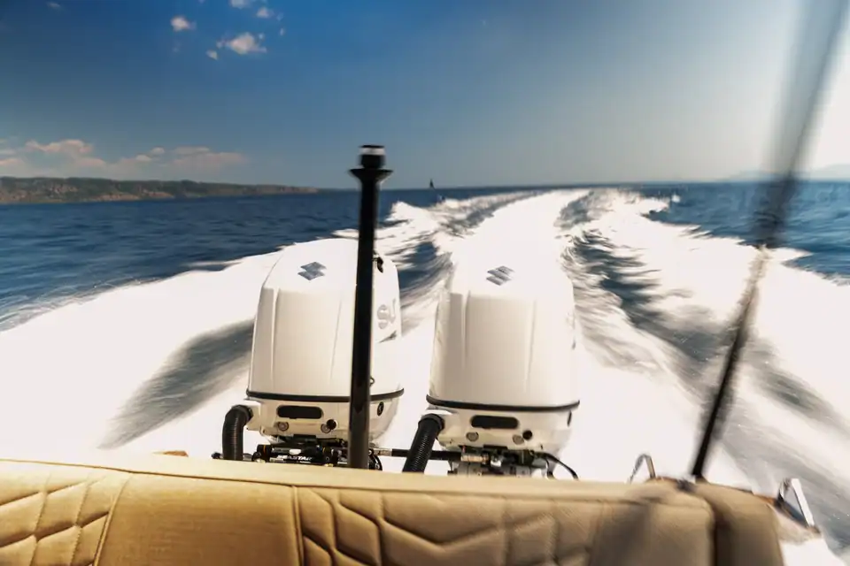 The wake behind Emerald on open water